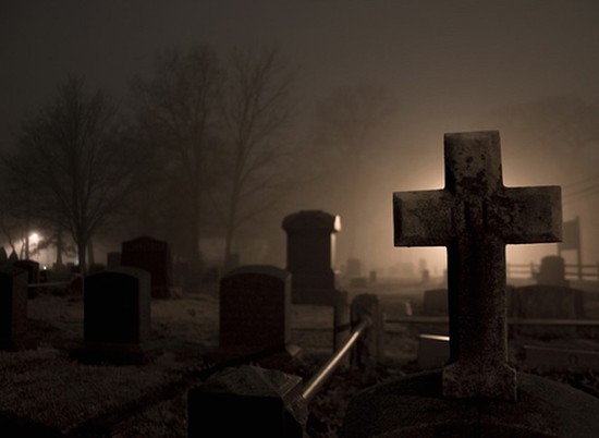 Ленивый колдун предлагает волгоградцам ночью закопать фото на кладбище
